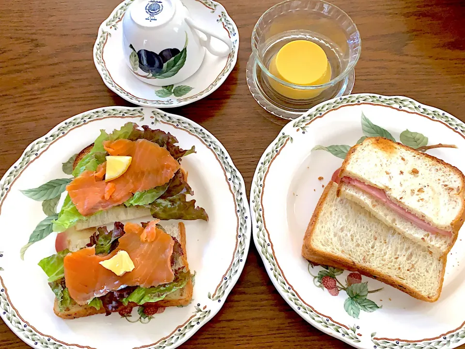 サーモンのサンドイッチ🥪ハム・チーズトースト🧀今日の昼食20200529|rococoさん