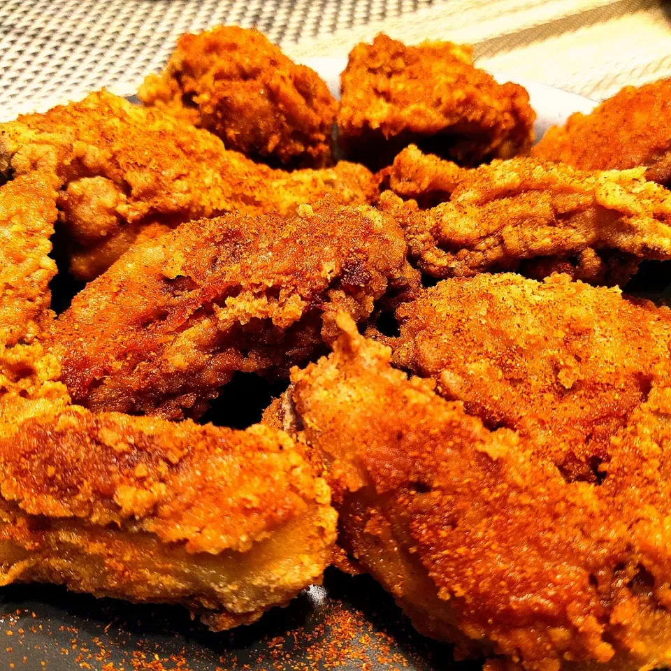 spicy breaded fried chicken sprinkled with cayenne powder |shehphさん