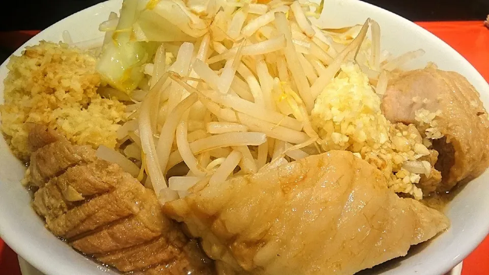 【窓を開放して営業中】
用心棒 神保町店
ラーメン(780円)
＋追加豚2枚(200円)
＋ニンニクマシ
＋ショウガマシマシ
 ＠神保町
（神田：徒歩19分）
20110 #食べて応援|大脇さん