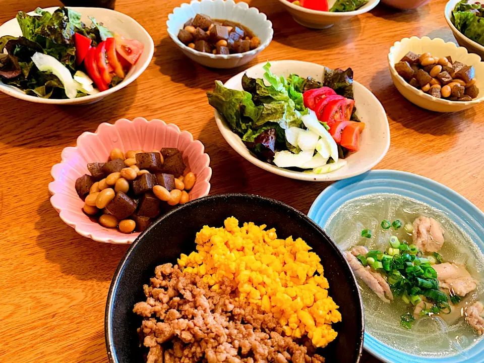 我が家の晩ごはん🍚２色丼、せせりスープ、こんにゃくと大豆煮、サラダ🥗|いちごさん