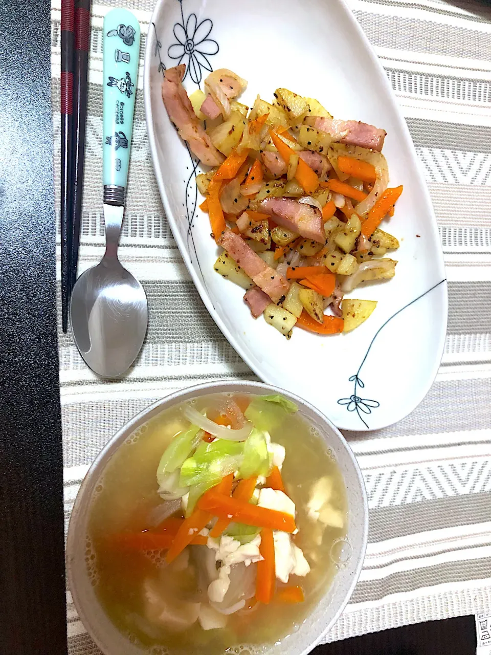 Snapdishの料理写真:ジャーマンポテトと残り物スープ|yunさん