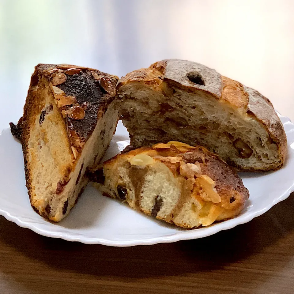 Snapdishの料理写真:コムンさんのお取り寄せパン🍞🥐🥖🥪　　どれもとっても美味しい😋|sakiさん