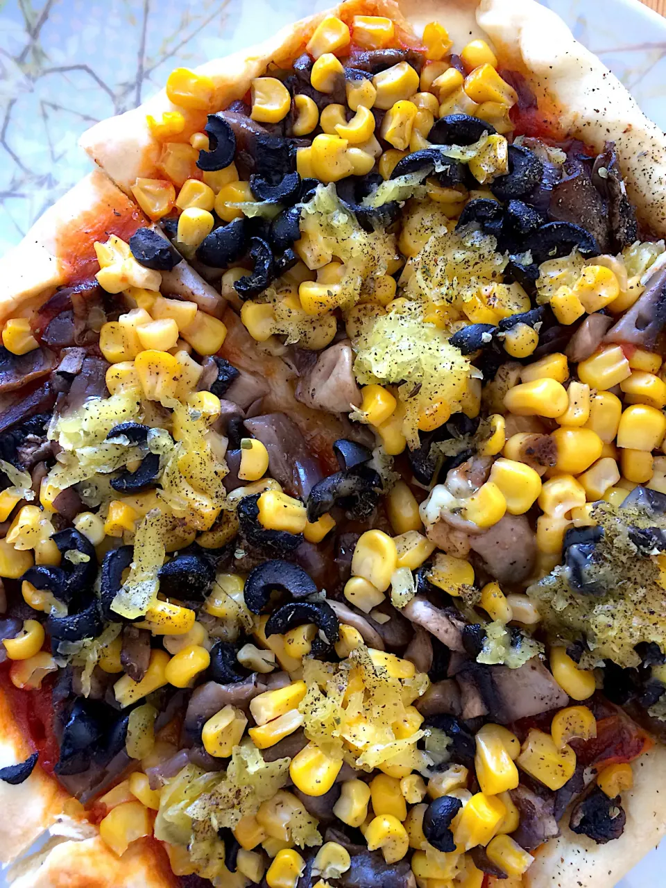 Vegan pizza with mushrooms, onion, corn, olives and cheese 🌱|MissYumYumさん