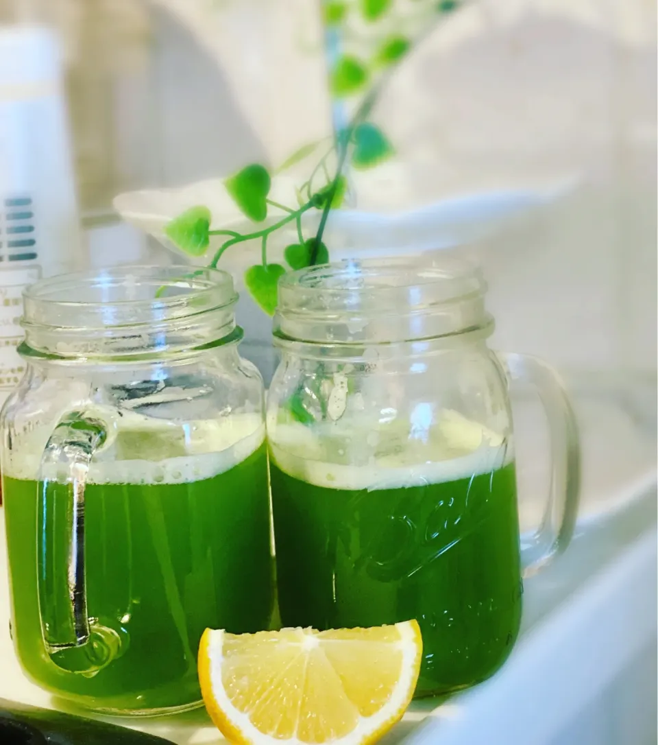 My morning goodness greenjuice includes:celeries,cucumbers,lemon|jasmineさん