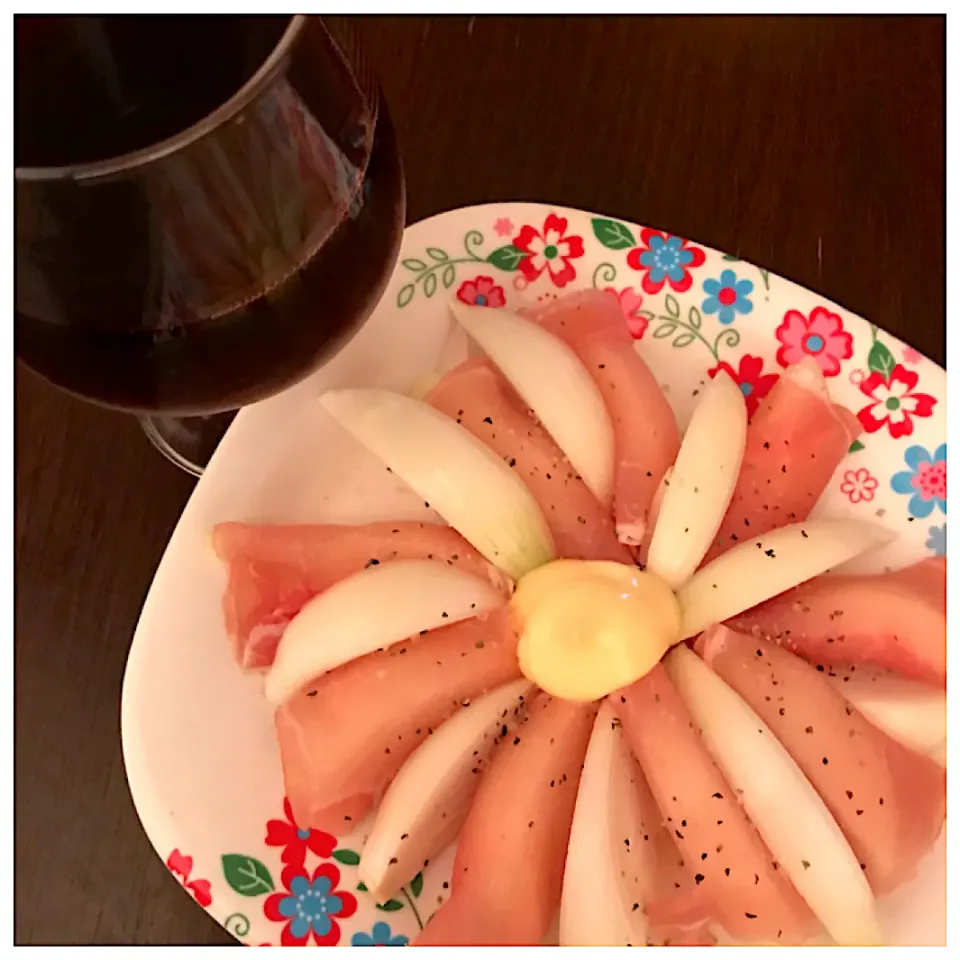 生ハムと玉ねぎのサラダ🥗ワイン🍷とマリアージュ❣️辛くない玉ねぎなんです🙋‍♀️|ワイントンさん