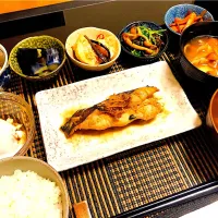 カレイの煮付け　なめことおかひじきの煮浸し　イカにんじん　|まおたんさん