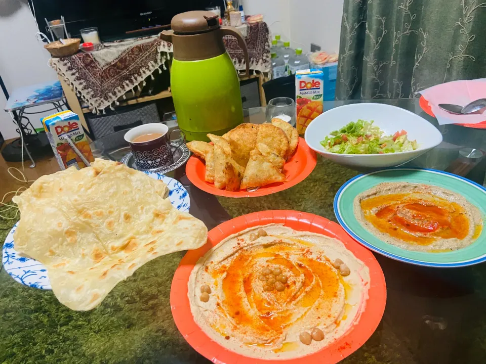 Arabic food platter (Yemeni flat bread, samosas, hummus, babaghanouj and tea|Mimiさん