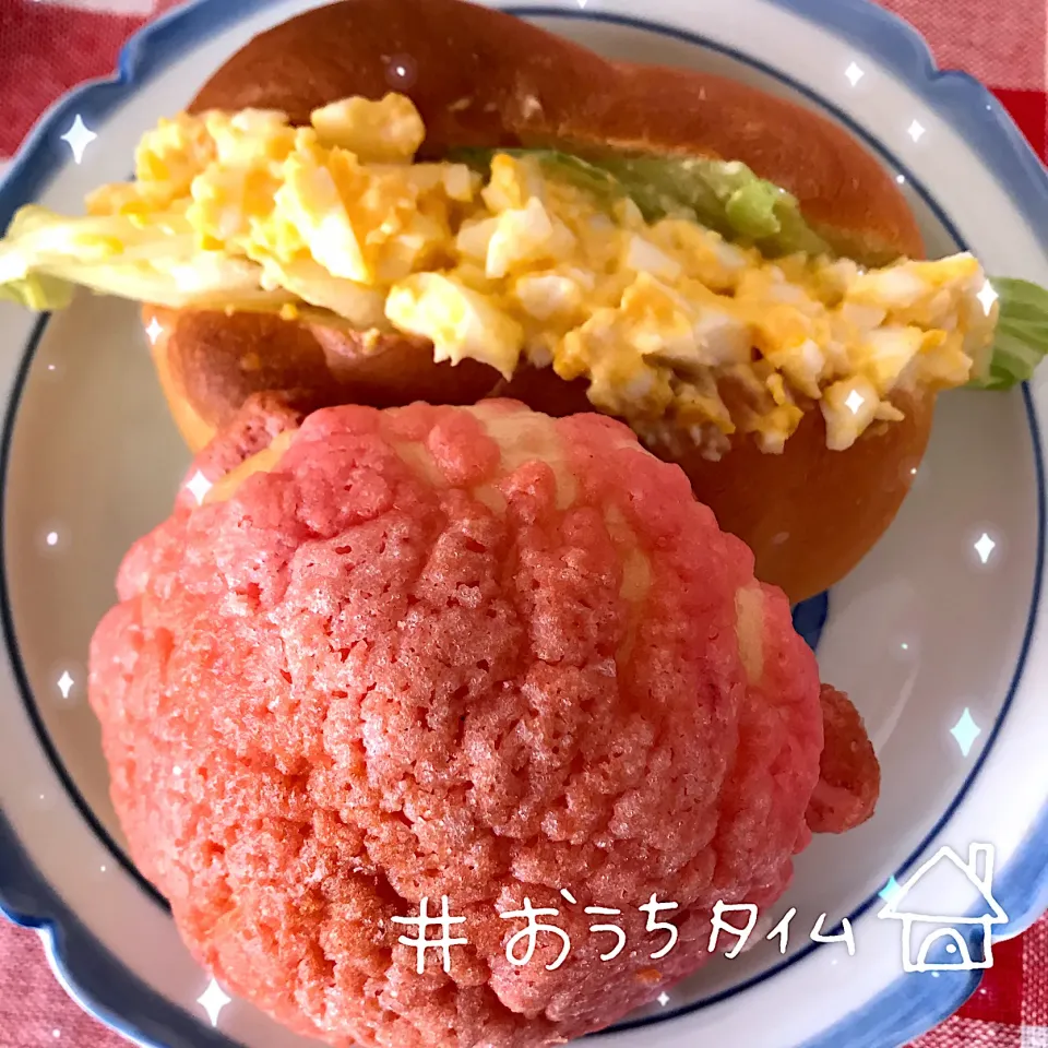 Snapdishの料理写真:朝ごはん🍴いちごメロンパン"(๑´〰`๑)"たまごロール🐣"(๑´〰`๑)"|💙💙渡辺翔太💙💙さん