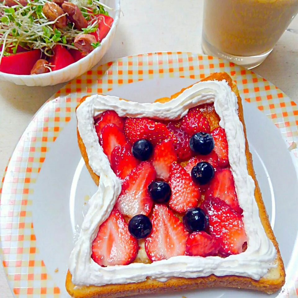 イチゴとブルーベリーのケーキみたいなトースト|うたかた。さん