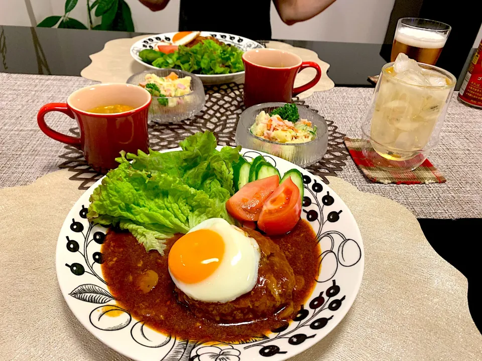 煮込みハンバーグ目玉焼き乗せ、ポテサラ、オニオンスープ😊|ゆかさん