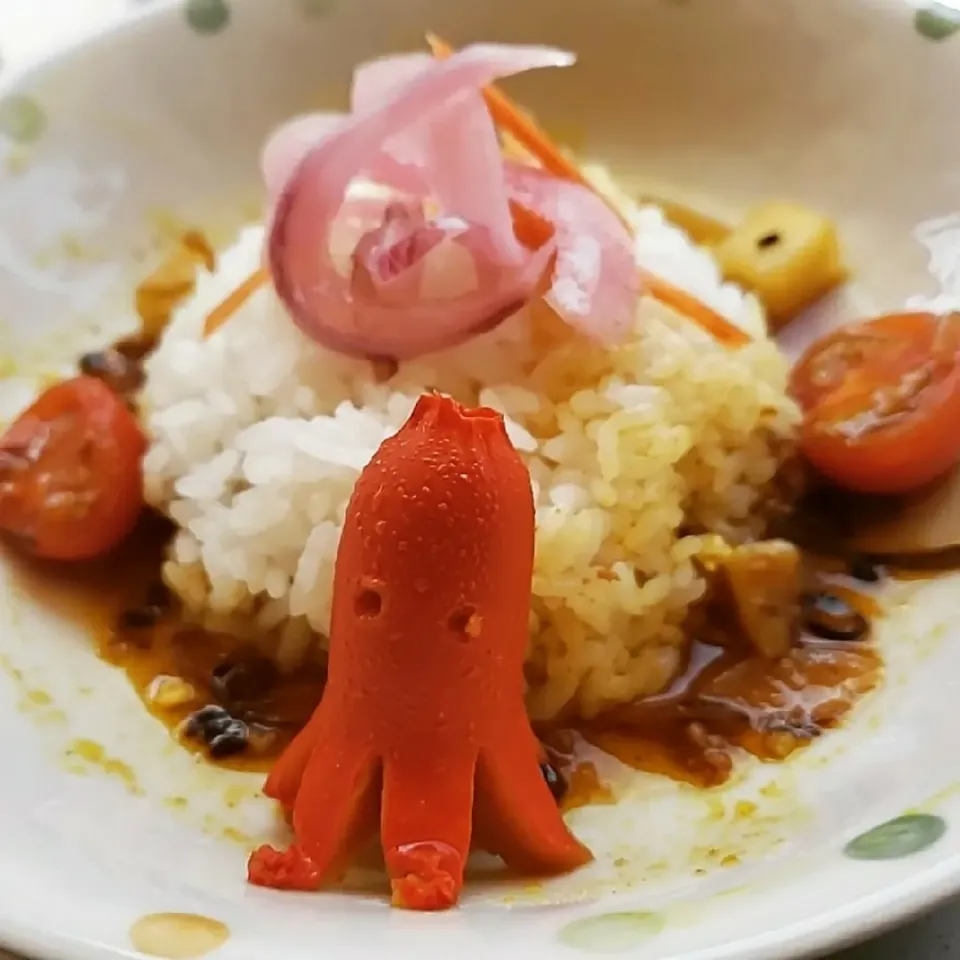 ミニトマトとチーズのオリーブオイル牛豚キーマカレーwithタコさんウインナー🐙|ふじわらたくやさん