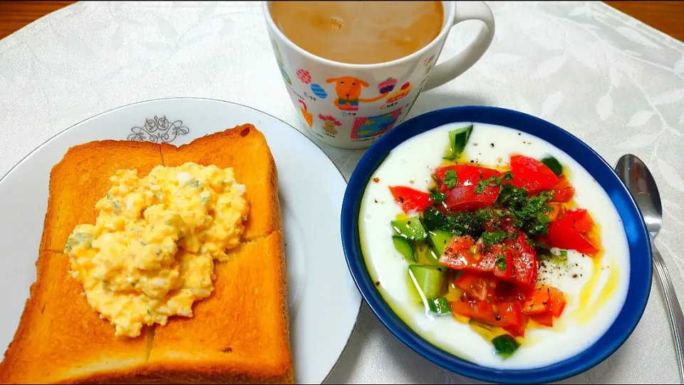 5/30の朝食☕🍞🌄
玉子のせトーストとサラダ仕立てヨーグルト|卯月さん