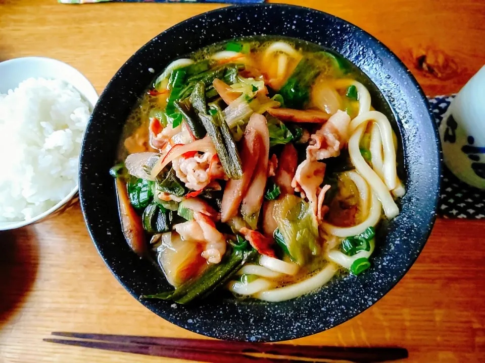 丸ごと玉ねぎと牛蒡豚バラすき煮+豚しゃぶスープで、肉うどん🍜|Naomi Furuyaさん