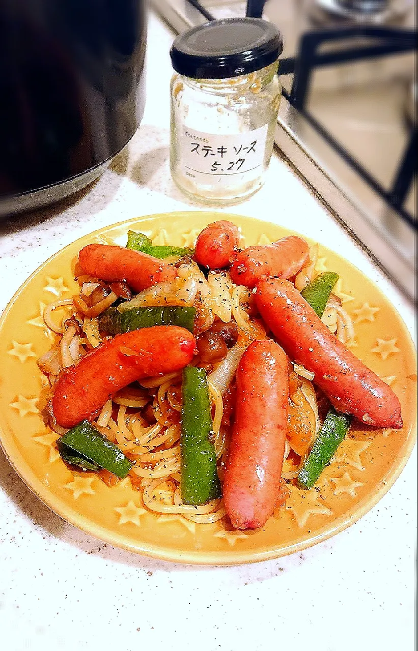 Snapdishの料理写真:雑ぃパスタ🍝
#ステーキソースの残りで❤️笑
#ピーマン#玉ねぎ#しめじ#ソーセージ
#ブラックペッパーたっぷり♪|GGGさん