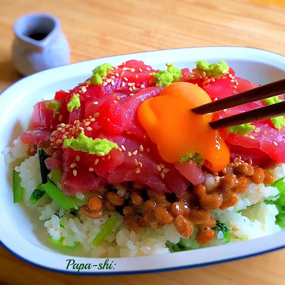 Snapdishの料理写真:とろ〜り卵と胡麻油が食欲をそそる！マグロの刺身と小松菜の残りでリメイク丼|パパ氏さん