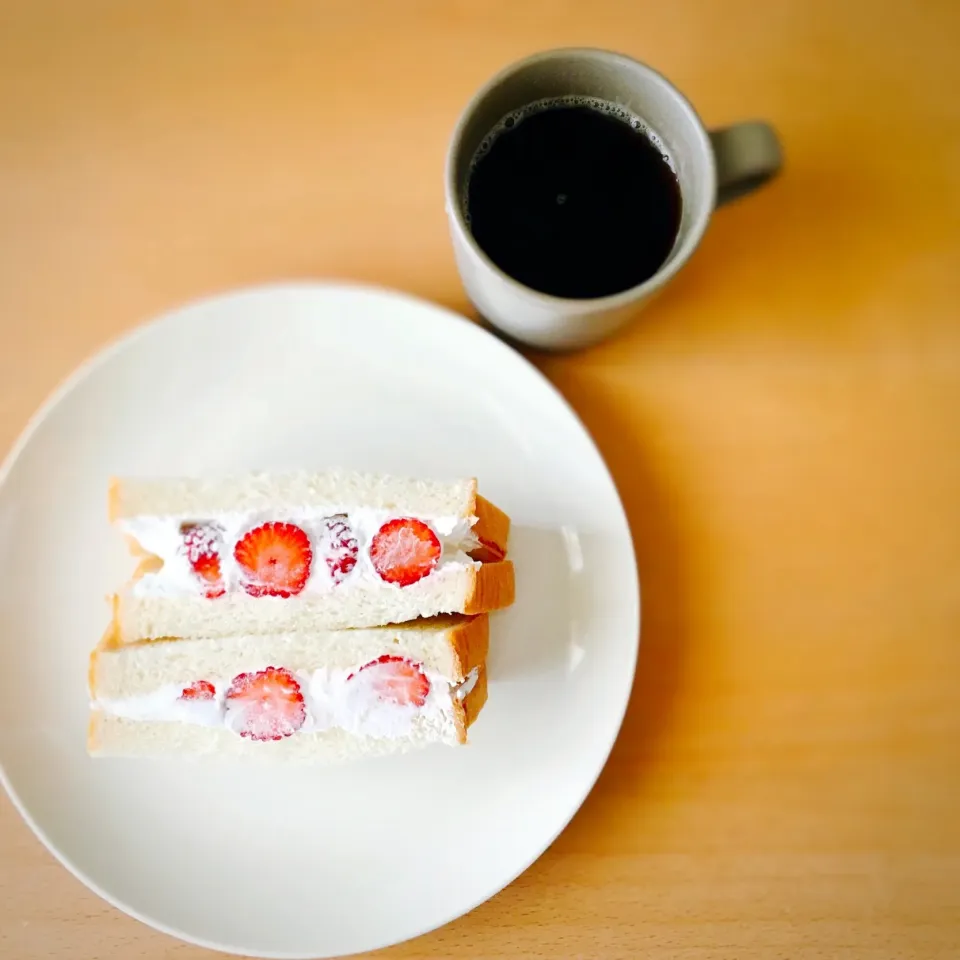 コンビニで食べたかった　いちごサンド|FIKA789さん