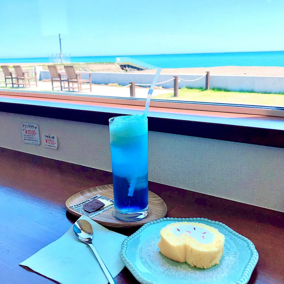 カフェ巡り「ミントブルーさんのクリームソーダとロールケーキ💙」|Happy suzumeさん