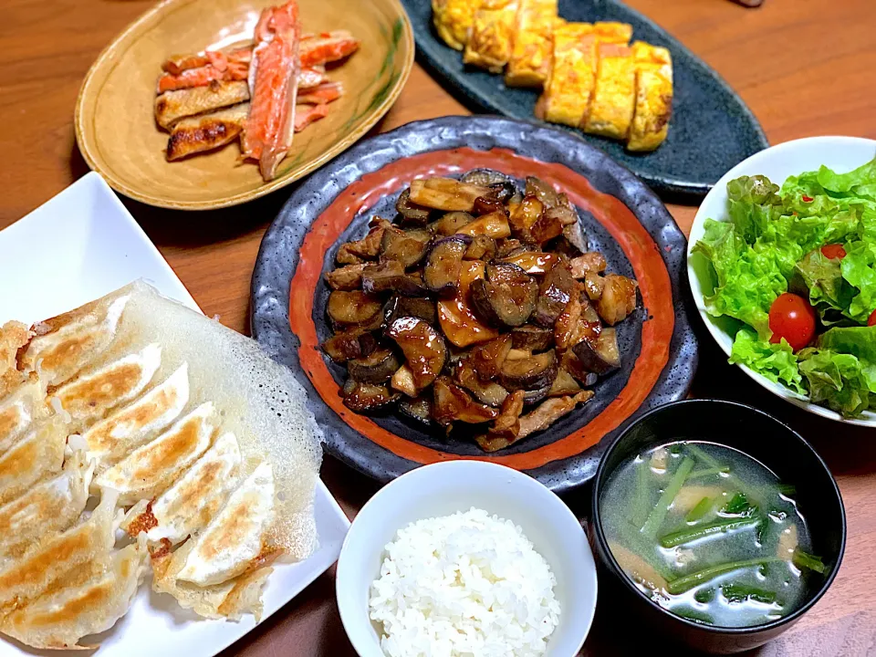 本日の夕食　野菜たっぷり餃子　鮭のはらみ　明太子入り玉子焼き　サラダ　茄子とエリンギと豚肉の油味噌　小松菜と油揚げの味噌汁|なおみさん