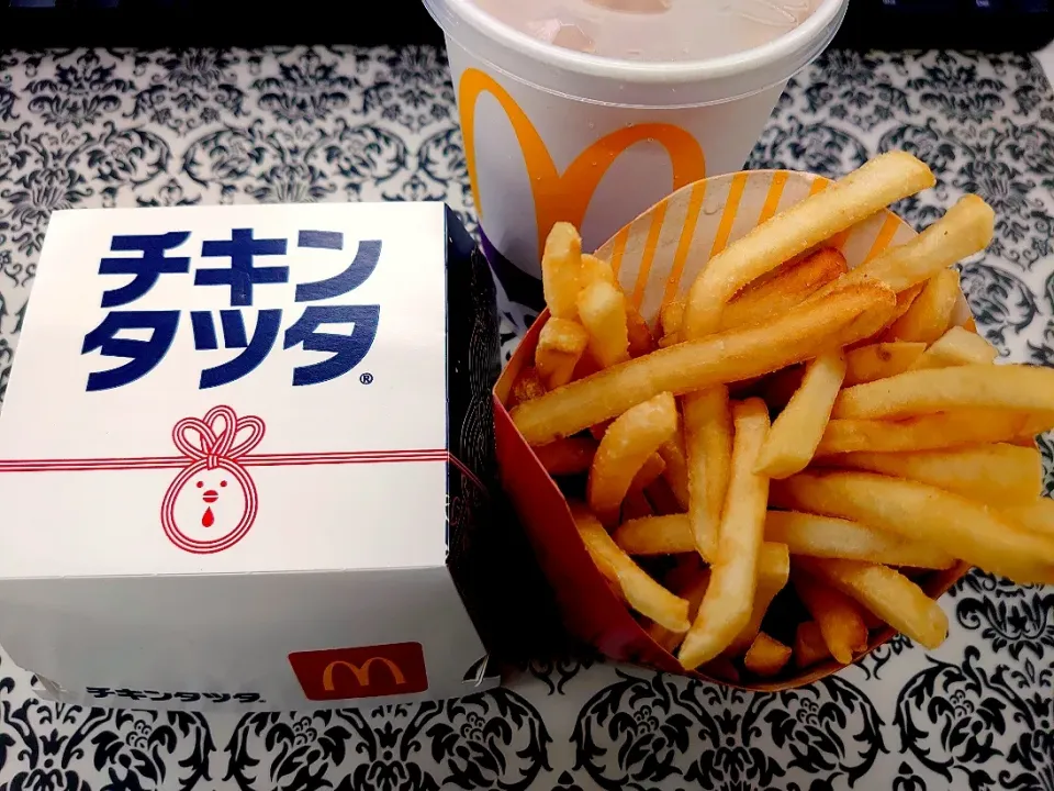 今日のお昼は、現場に行った帰りにドライブスルーで久々のⓂ️🍔🍟のチキンたつた🍔|yokoさん