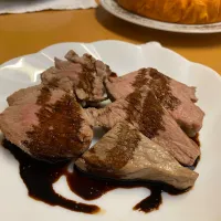 Snapdishの料理写真:豚肩ロースのバルサミコソースがけ🐖🥩|Katsuhiro Matahiraさん