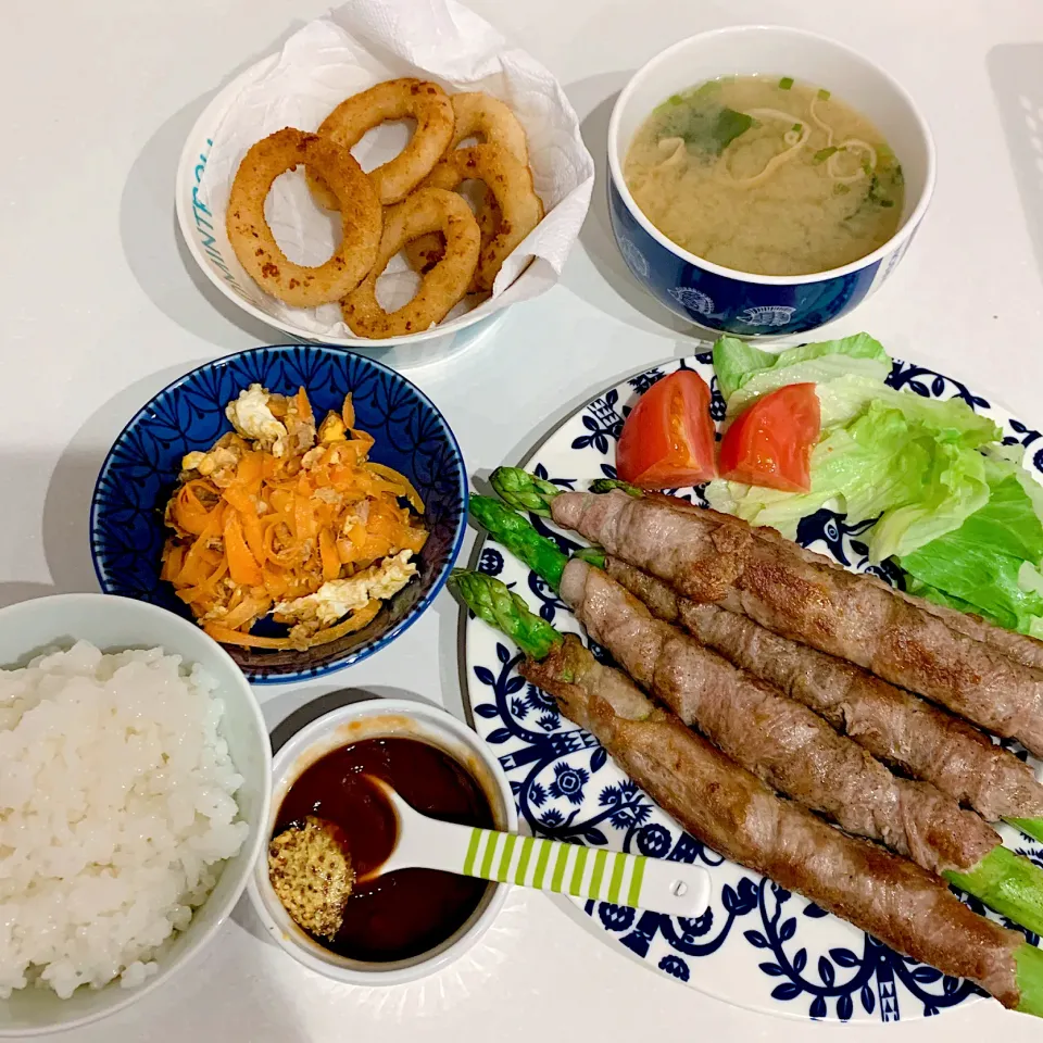 夜ご飯☺︎アスパラの肉巻き☆サラダ☆オニオンリング☆人参しりしり☆お味噌汁|とまこ(*^o^*)さん