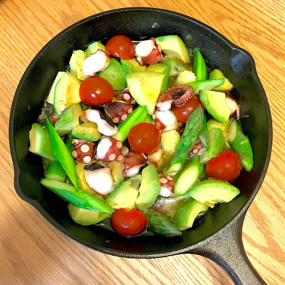 タコとアボカドのアヒージョ🥑🐙|Yumiさん