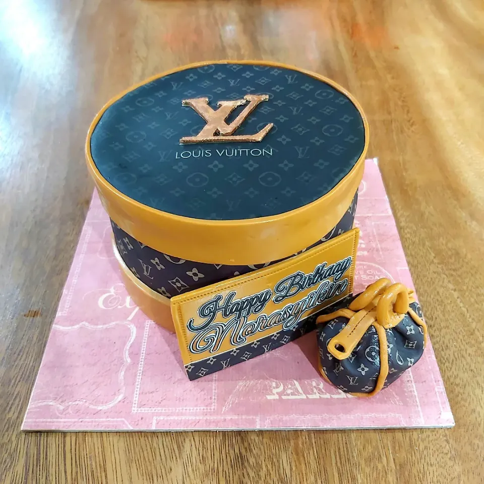 A Louis Vuitton inspired birthday cake. 

Made of 1 kg chocolate sponge. Layered with chocolate ganache and chocolate wafers. Frosted in chocolate swiss buttercream. Covered in fondant. Mini LV bag and plaque hand made with sugar gum |zakicakesさん