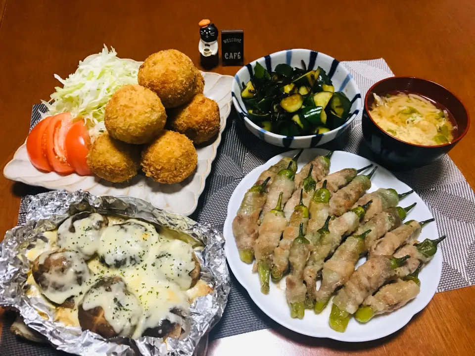 Snapdishの料理写真:「まんまるコロッケ」と「どんこのチーズホイル焼き」と「ししとうの豚バラ肉巻きの照り焼き」と「きゅうりと塩昆布の和えもの」と「もやしのお味噌汁」|バシュランさん