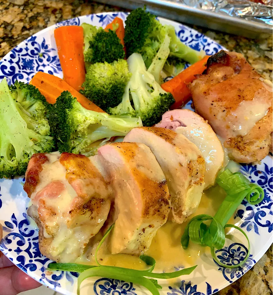 Low Carb Chicken Cordon Bleu with Cheese Sauce and Steamed Veggies|Alma's Home Kitchenさん