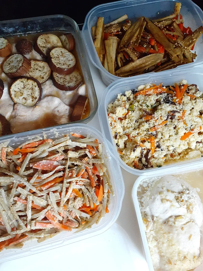 ☆途中で嫌になりました(笑)作り置き☆金平牛蒡、牛蒡サラダ、茹で鶏、卯の花、鶏と茄子のゴマ味噌焼|ｼｮｺﾗさん
