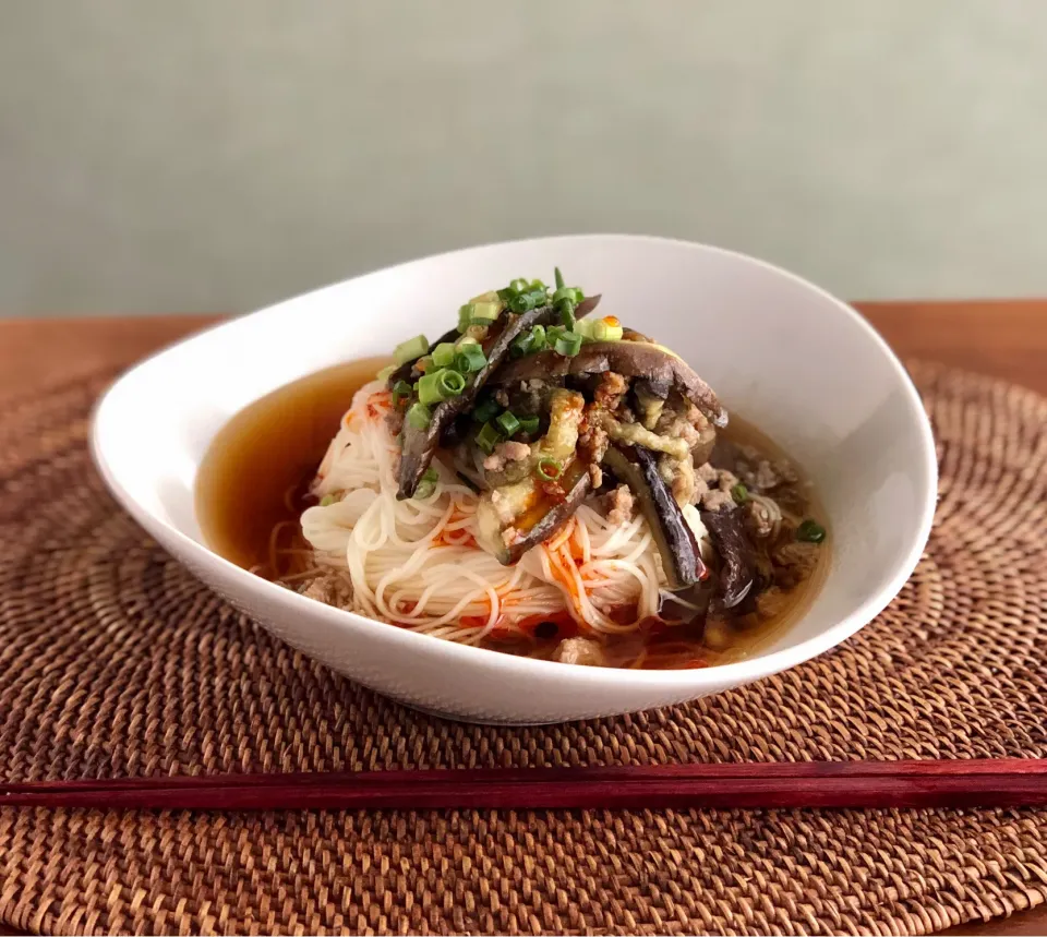 Snapdishの料理写真:茄子と挽肉のピリ辛素麺　Spicy noodles with eggplant and minced meat|マユマユさん