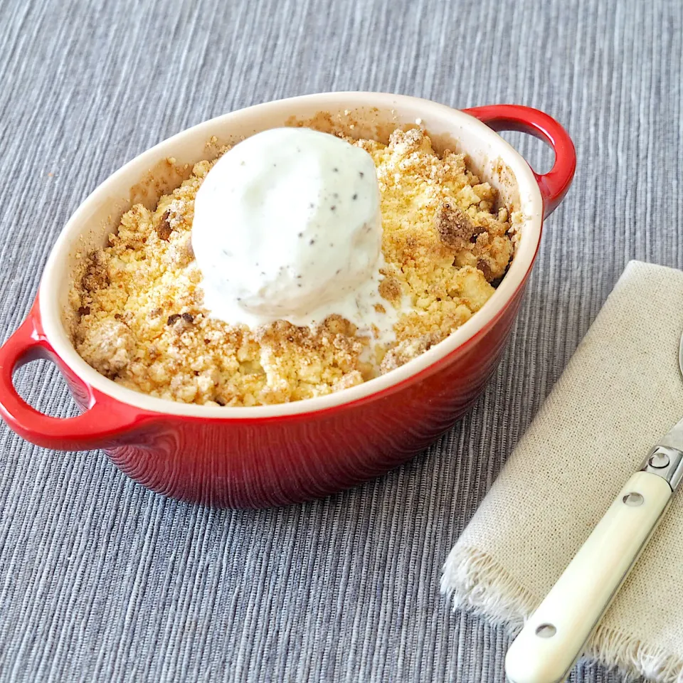 Snapdishの料理写真:Apple crumble with vanilla ice cream|Misstyさん