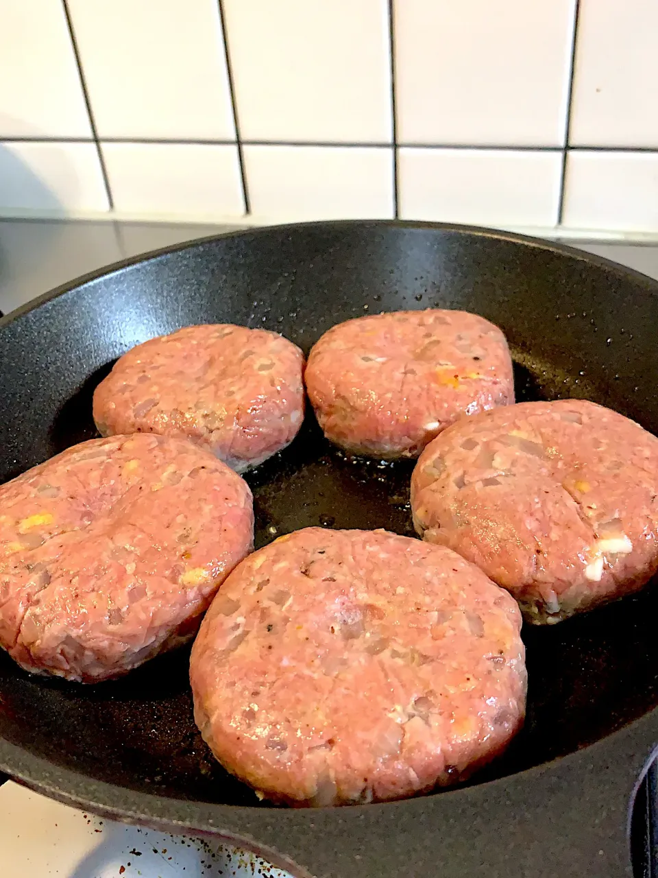 チーズINハンバーグ❗️🤤焼きます😋|Yukihiko Ishidaさん