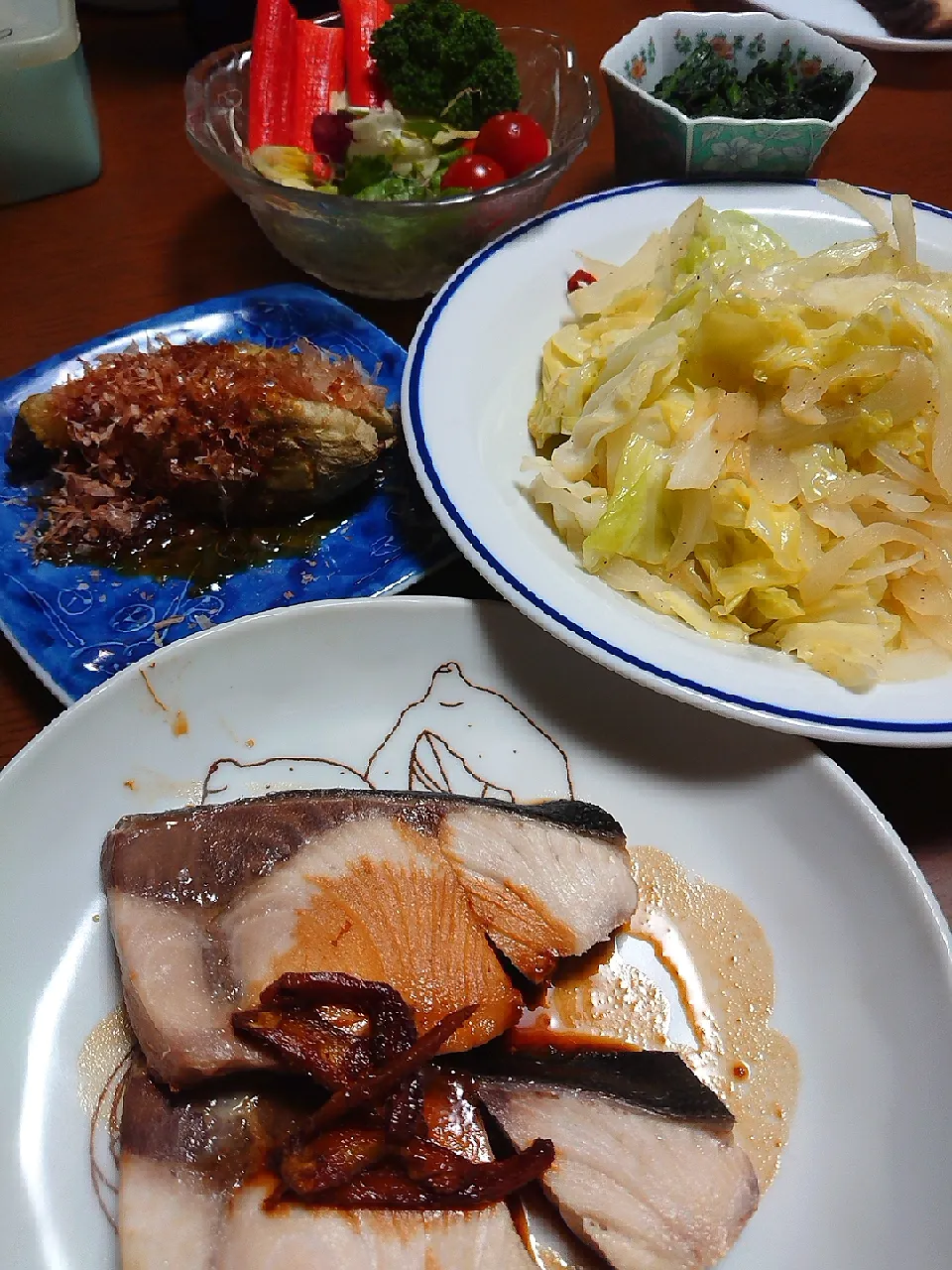 Snapdishの料理写真:ブリの照り焼き
キャベツと新たまねぎのペペロンチーノ
焼き茄子
ほうれん草胡麻和え
サラダ|ぱやさん