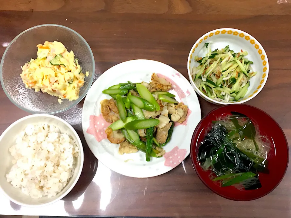 ベビーホタテとアスパラのバター醤油焼き 刺身のつまスープ きゅうりとネギの桜えびサラダ ポテトサラダ|おさむん17さん