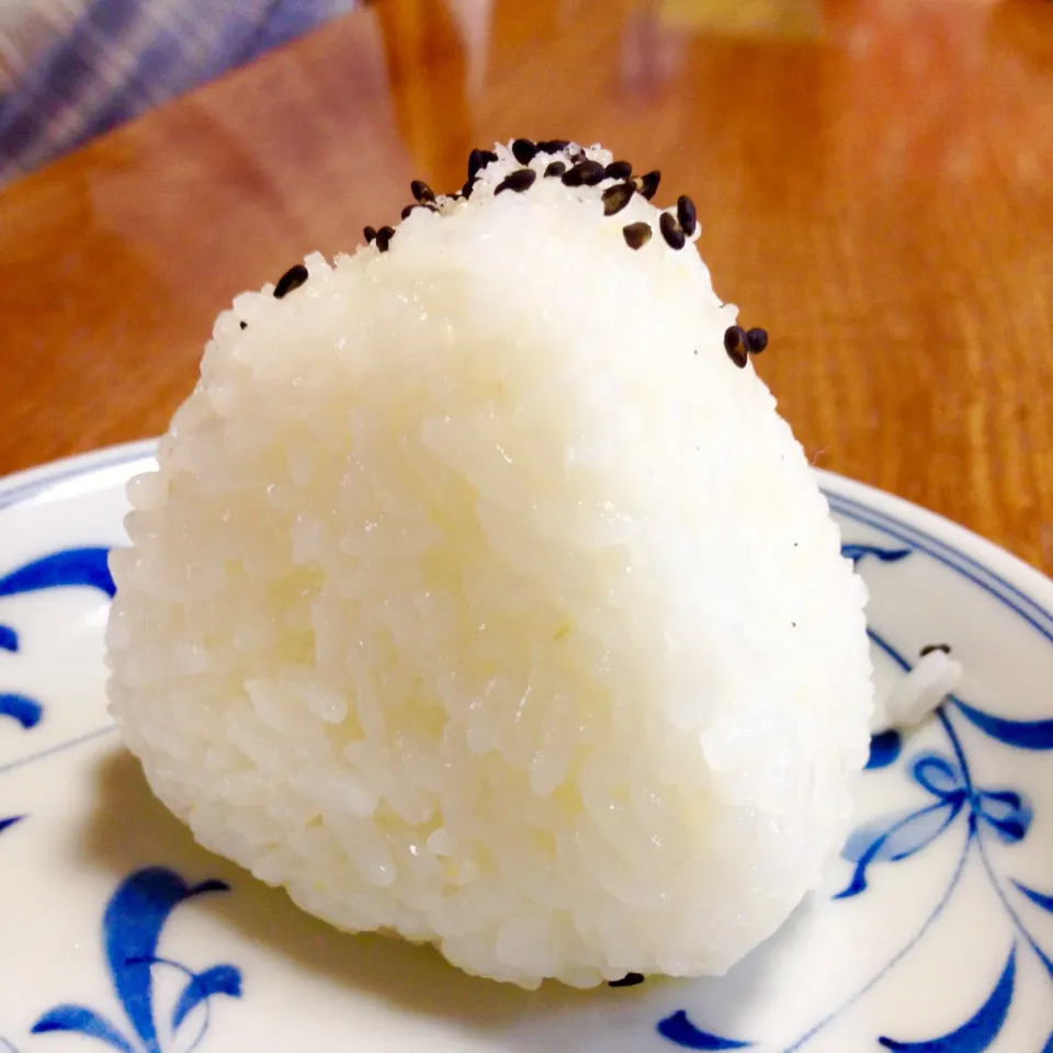 Snapdishの料理写真:炊きたてご飯❤️🍚塩むすび🍙|まいりさん