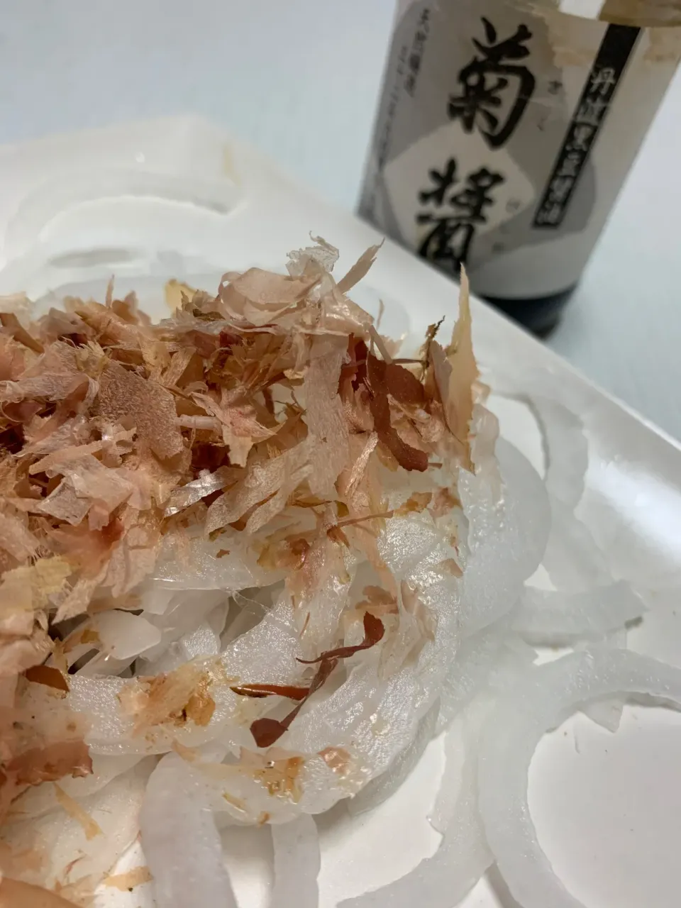 お家でバル！新玉はこれ！新玉スライスにおかかに小豆島ヤマロクの醤油(菊醤(きくびしお))をかけて|お家でbar!さん