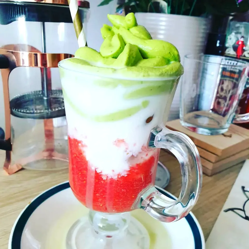 Snapdishの料理写真:strawberry matcha|aubzさん