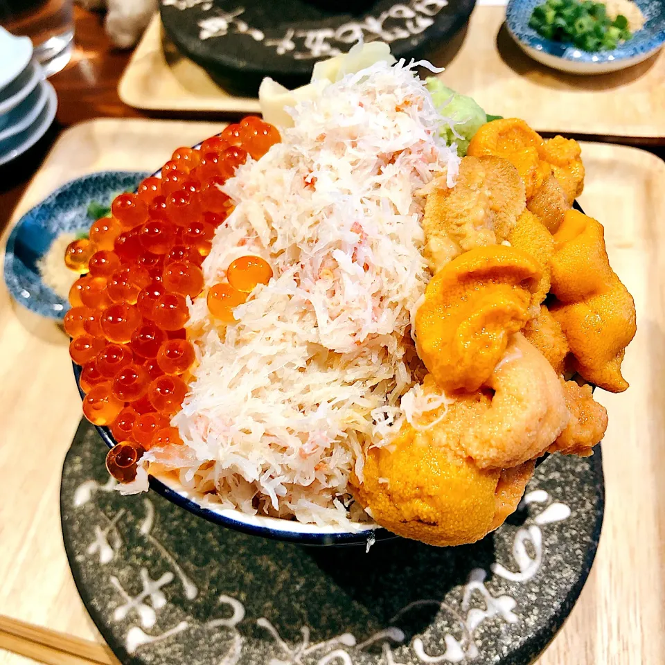 札幌シハチ鮮魚店の「北海道ウニ蟹いくら丼」1580円🦀|Happy suzumeさん