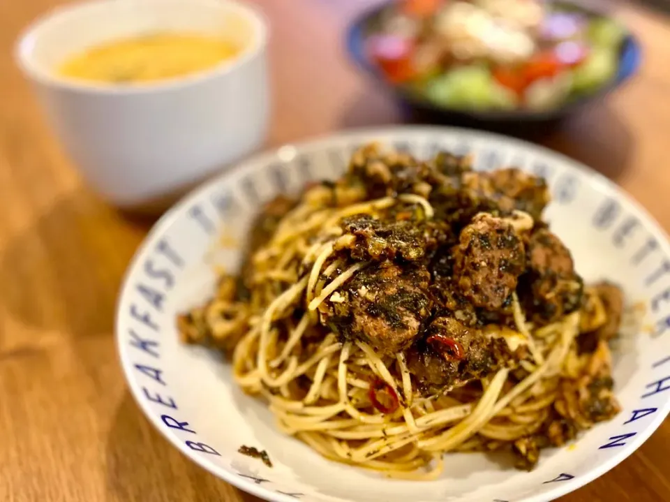 にんじんの葉とハーブスのトマトパスタ|ふくすけ食堂さん