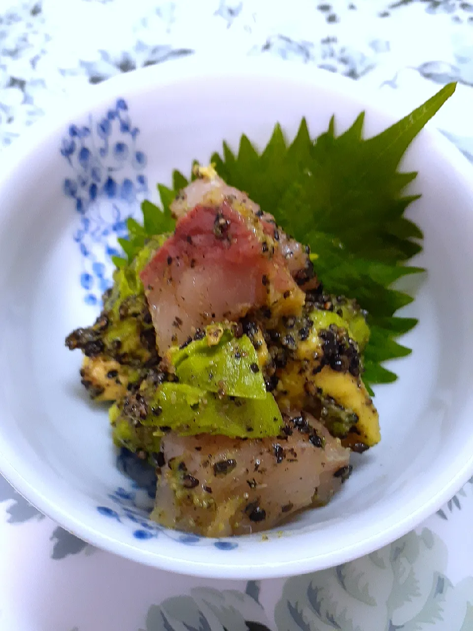 Snapdishの料理写真:🔷🐟鰤さしと🥑アボカドの山葵ごま和え🔷|@きなこさん