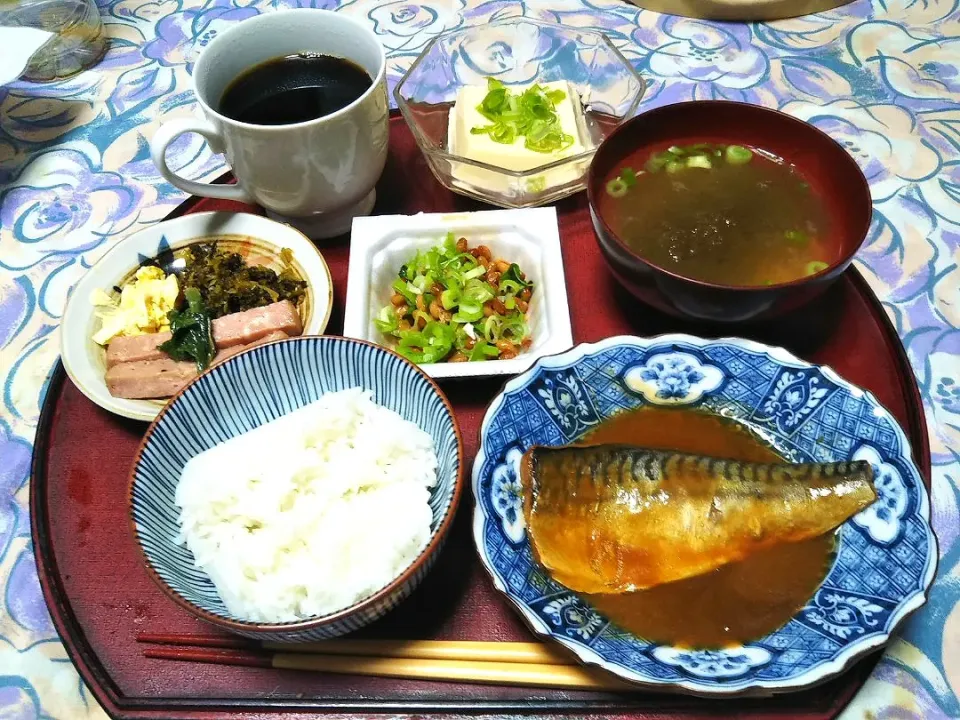 よねばーばの朝ごはん
鯖の味噌煮
とろろ昆布の味噌汁
納豆
たまご豆腐
ご飯、コーヒー、|yoneばーばさん