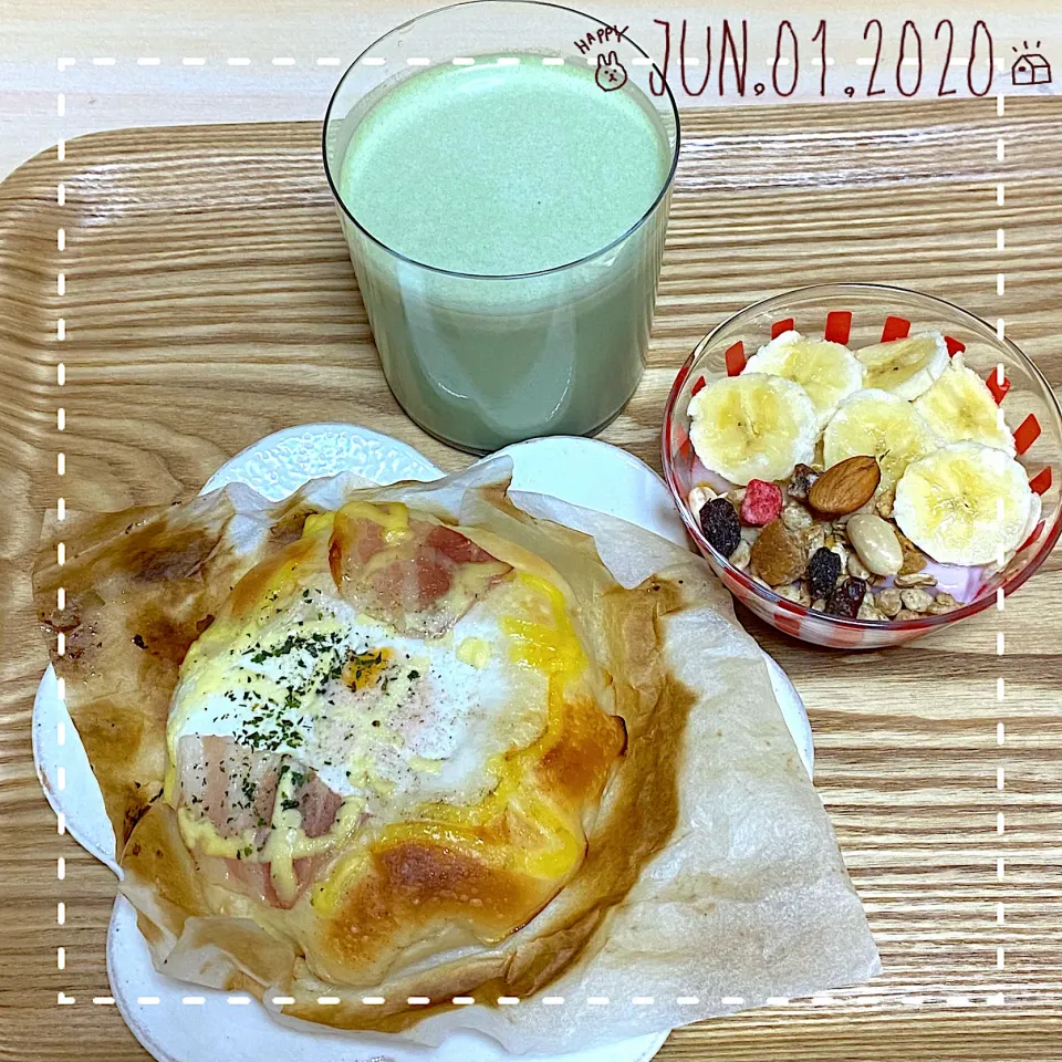 ☆朝ごはん☆ベーコンエッグパン＆フルグラMIXナッツヨーグルト＆バナナジュース(豆乳•青汁)|☘️yumiko😘💕さん