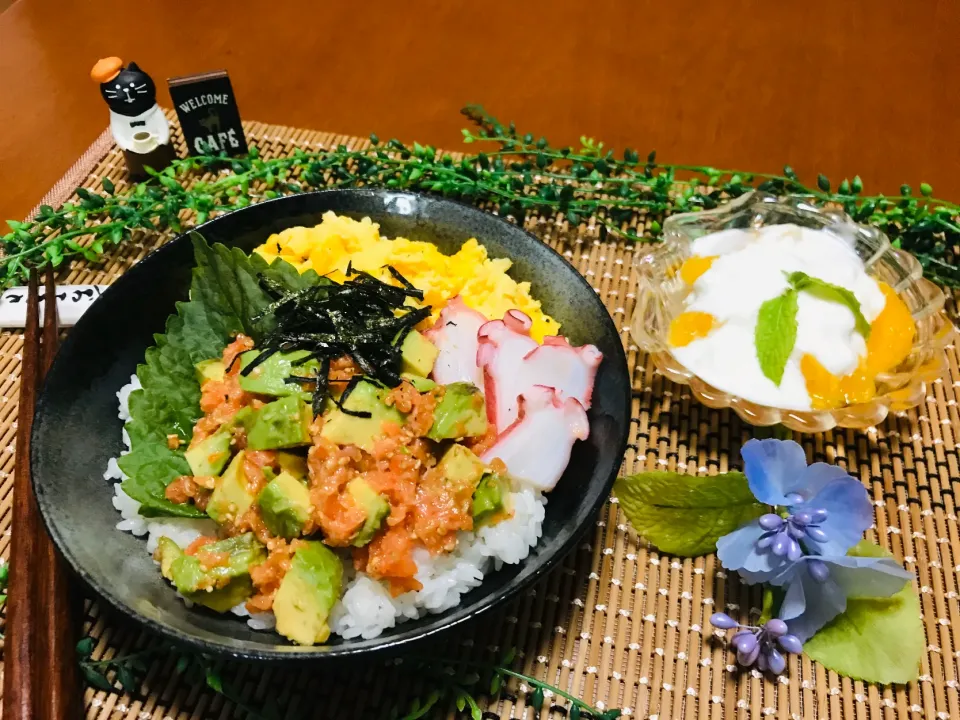 Snapdishの料理写真:「サーモンアボカド丼」|バシュランさん