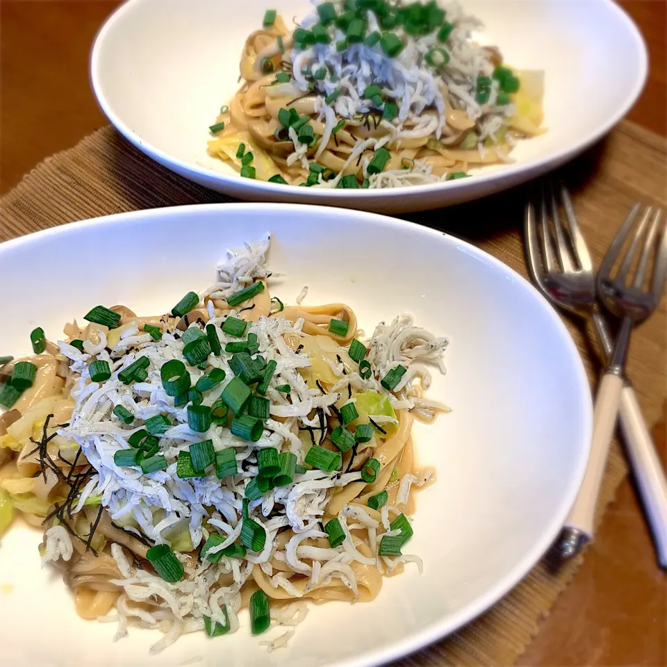 娘作　シラスとキノコとキャベツの和風パスタ　こんにゃく麺で。|goma（みぃちゃん）さん