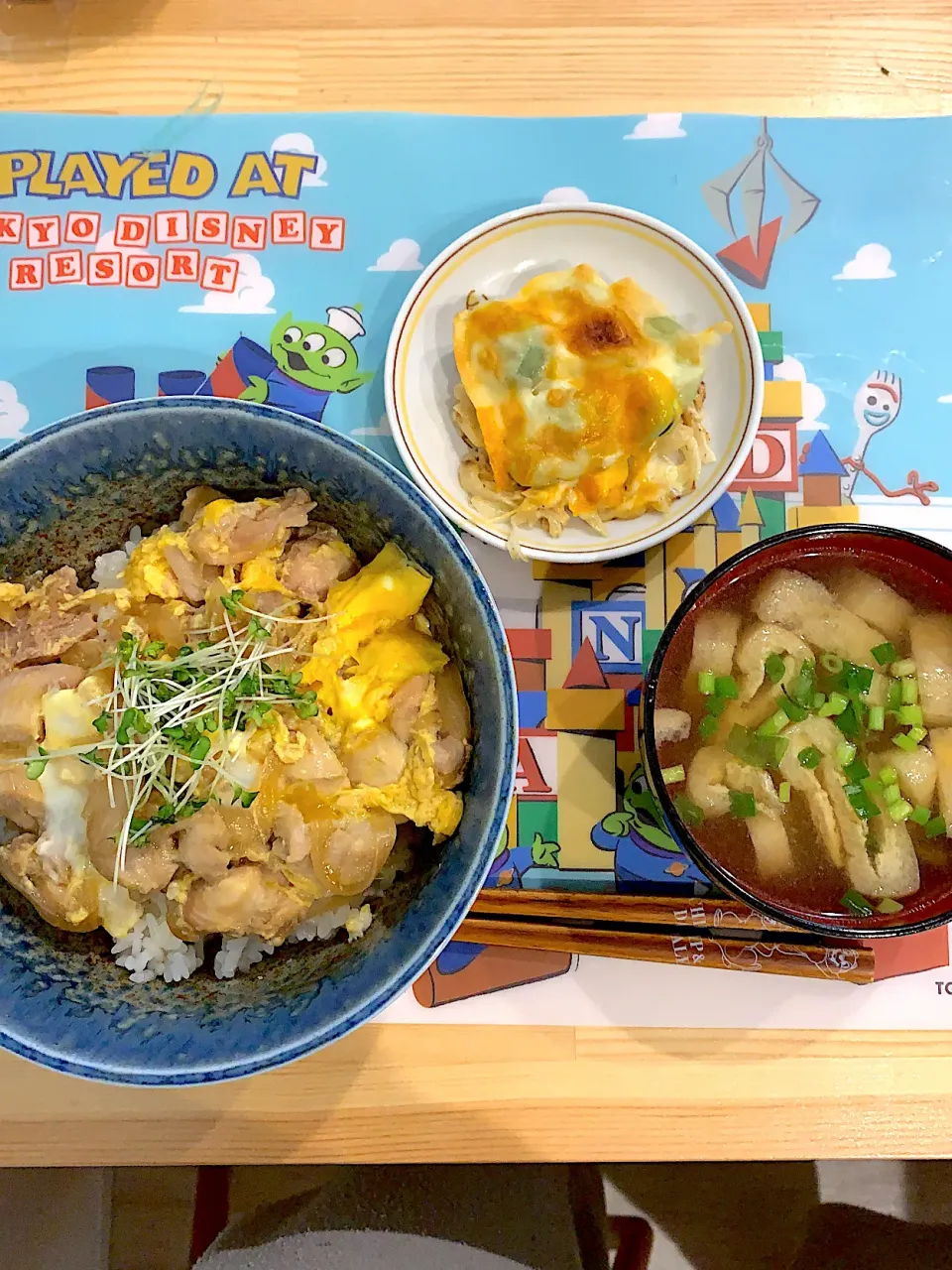 ・親子丼　・そら豆と新玉ねぎのチーズ焼き　・お味噌汁|ぺろたんさん