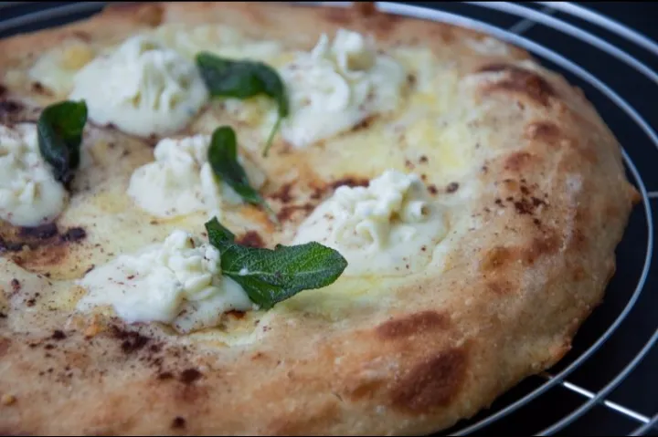 We start the week with a gorgonzola pizza, cocoa and fried sage. full recipe on www.incucinaconvinz.com|vinzさん