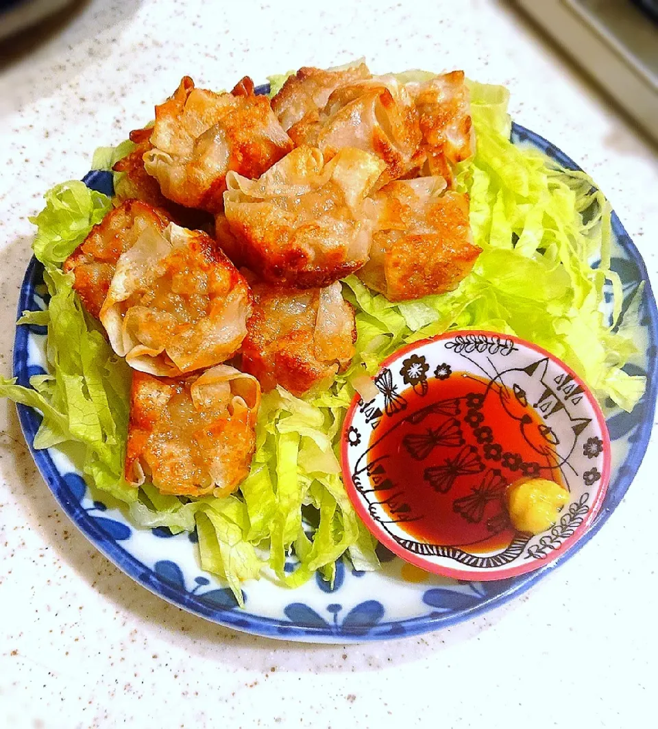 揚げ焼き焼売&レタス♡
#激安の焼売(笑)
#レンチンしてからフライパンへ～
#多めの油で揚げ焼きにします♪
#ひと手間でカリっカリー♪美味しくなるっ❤️|GGGさん