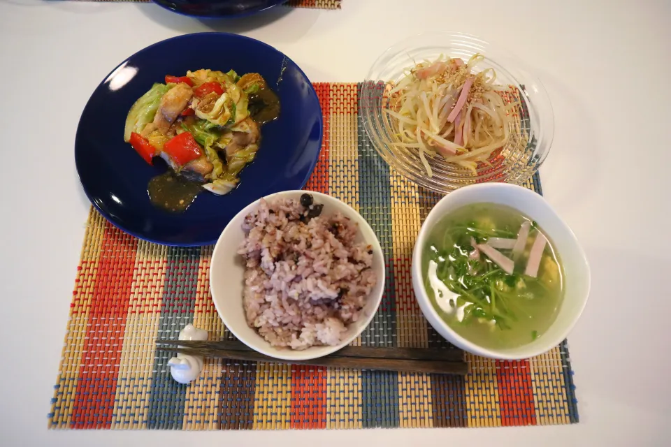 今日の夕食 めがじきのピリ辛味噌炒め、もやしサラダ、雑穀米、豆苗と卵のスープ|pinknari🐰🌈さん