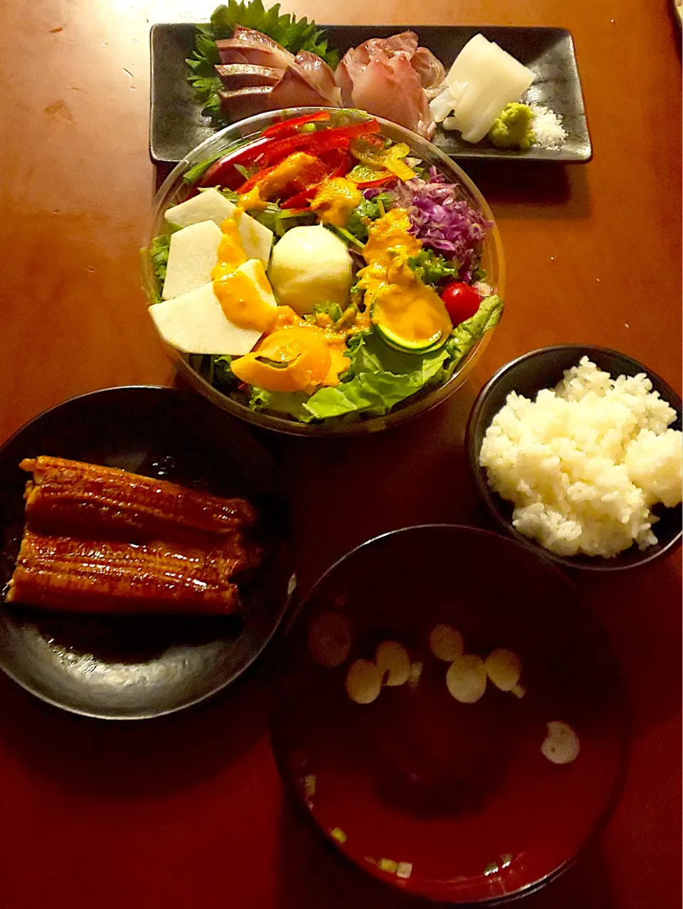 Midnight meals🌝 お刺身<わらさ･ｺｼｮｳﾀﾞｲ･ｱｵﾘｲｶ>･お野菜たっぷりｻﾗﾀﾞ･鰻･白飯･松茸のお吸い物|🌈Ami🍻さん